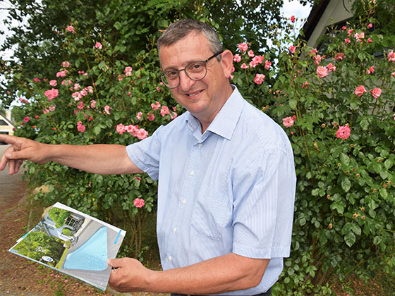 Felix Schrott bei der Montage eines "Piscine Waterair" Swimmingpools